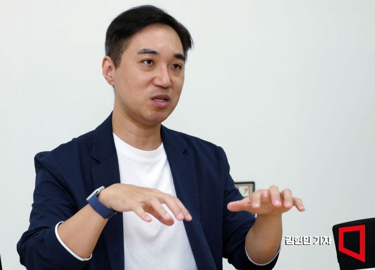 Huh Jongho, Adjunct Associate Professor at Seoul National University College of Medicine and Research Fellow at the National Assembly Future Institute, is being interviewed by Asia Economy at the National Assembly Future Institute. Photo by Kim Hyunmin