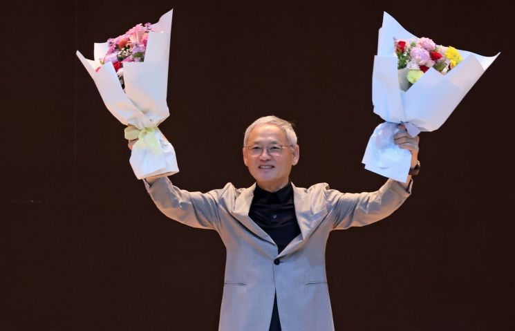 유인촌 문화체육관광부 장관이 30일 정부세종청사 15동 대강당에서 열린 이임식에서 직원들에게 인사를 하고 있다.   [사진 제공= 문화체육관광부]