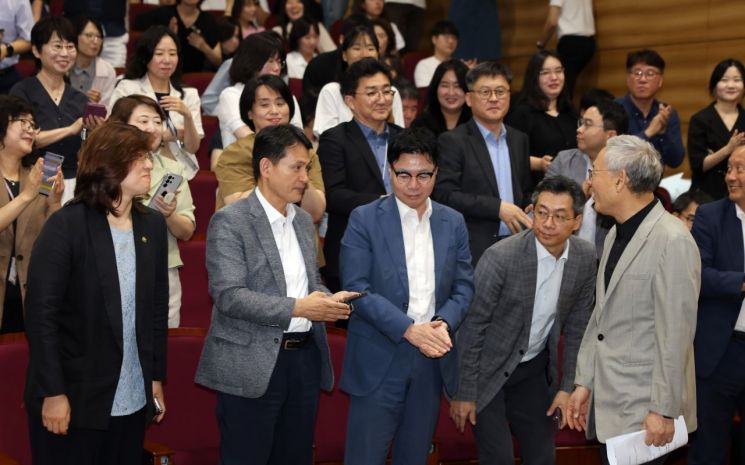 유인촌 문화체육관광부 장관이 30일 정부세종청사 15동 대강당에서 열린 이임식에 참석해 직원들과 인사를 나누고 있다.  [사진 제공= 문화체육관광부]