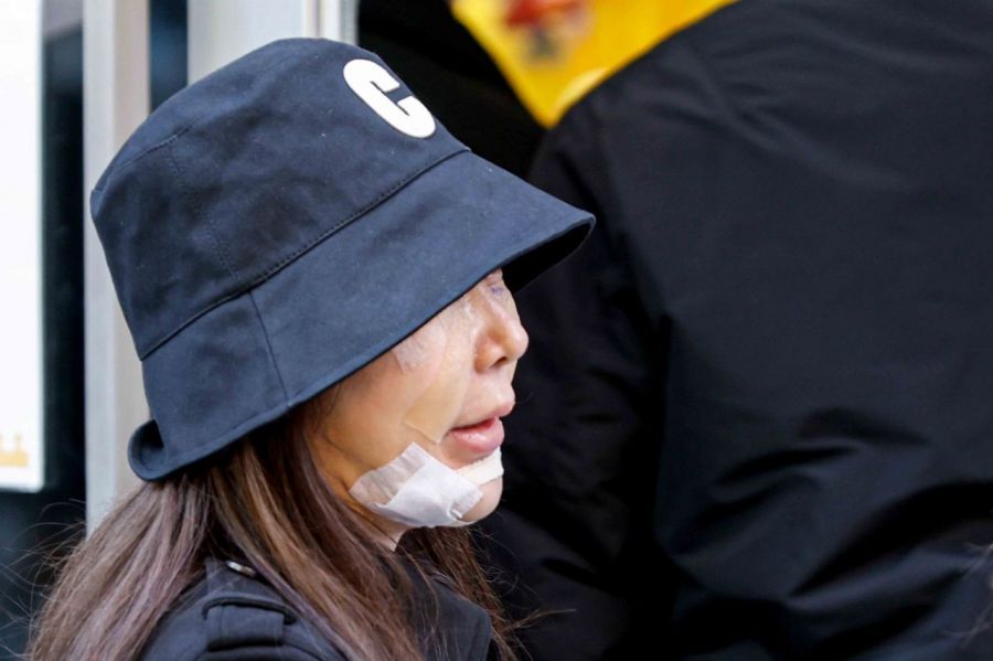 서울 중구 명동에서 성형수술을 마친 외국인 관광객이 거리를 거닐고 있다. 강진형 기자