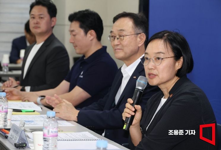 [포토] 성실상환 소상공인 지원 밝히는 한성숙 장관