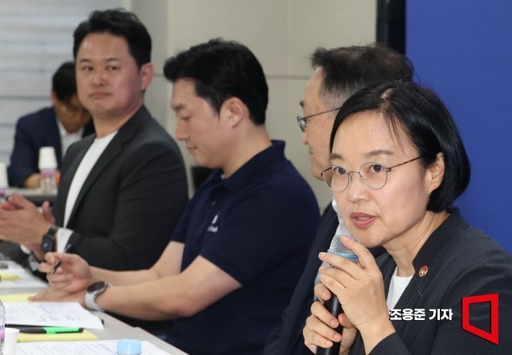 [포토] 소상공인 첫 릴레이 간담회 참석한 한성숙 장관