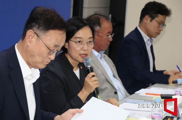 [포토] 소상공인과 마주 앉은 한성숙 장관