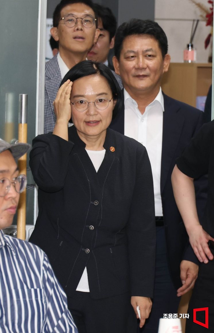 [포토] 릴레이 간담회 참석하는 한성숙 장관