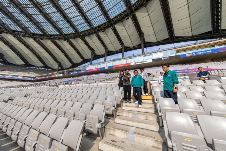 FC바르셀로나 경기 앞서 월드컵경기장 안전점검 나선 박강수 마포구청장