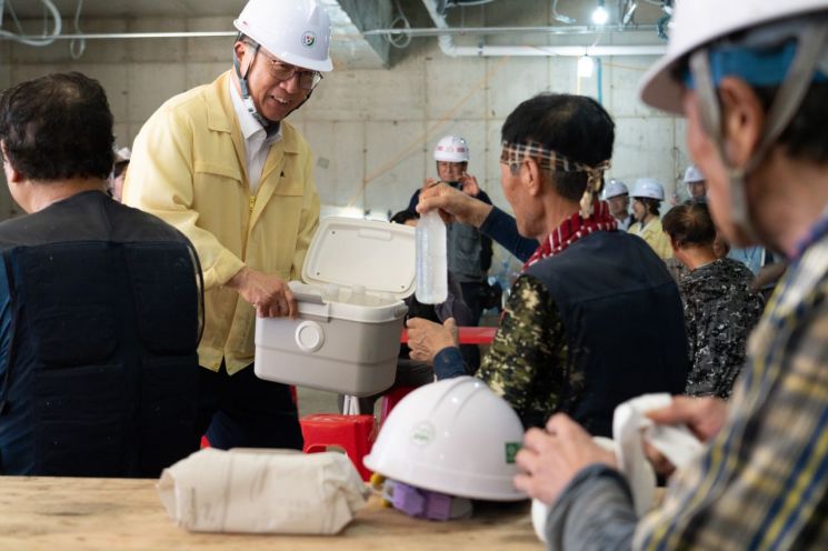 “안전이 최우선”…김석준 부산교육감, 폭염 학교 공사현장 긴급 점검