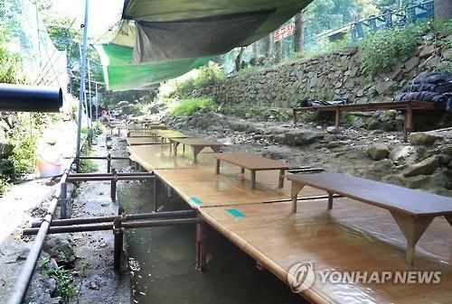 계곡을 막고 있는 불법 영업 시설의 모습. 연합뉴스