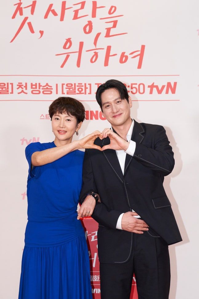 염정아(왼쪽)와 박해준이  tvN 새 월화드라마 '첫, 사랑을 위하여' 제작발표회에서 포즈를 취하고 있다. tvN