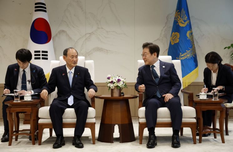 이재명 대통령이 30일 서울 용산 대통령실 청사에서 일한의원연맹 회장인 스가 요시히데 전 일본 총리를 접견하고 있다. 연합뉴스