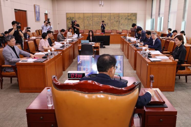 30일 국회 문화체육관광위원회 전체회의에서 최휘영 문화체육관광부 장관 후보자에 대한 인사청문경과보고서 채택의 건이 통과되고 있다. 연합뉴스