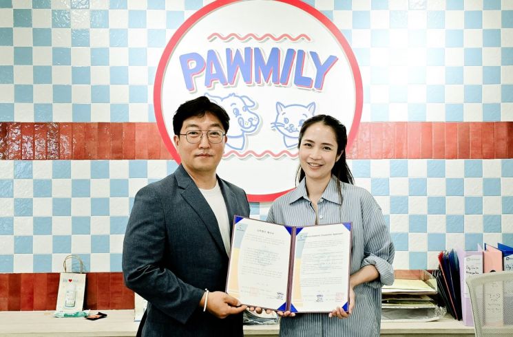 영진전문대 반려동물과가 태국 방콕 포미리 펫 컴퍼니와 MOU를 체결하고 이종민 교수(왼쪽)와 센터 관계자가 사진 촬영을 하고 있다.