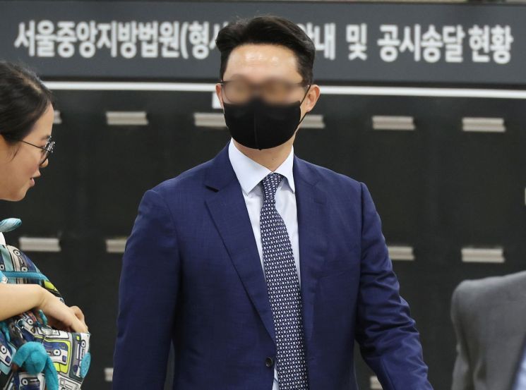'건진법사 청탁 의혹'의 핵심 인물인 통일교 전 세계본부장 윤모 씨가 30일 영장실질심사를 위해 서울중앙지법에 출석하고 있다.연합뉴스