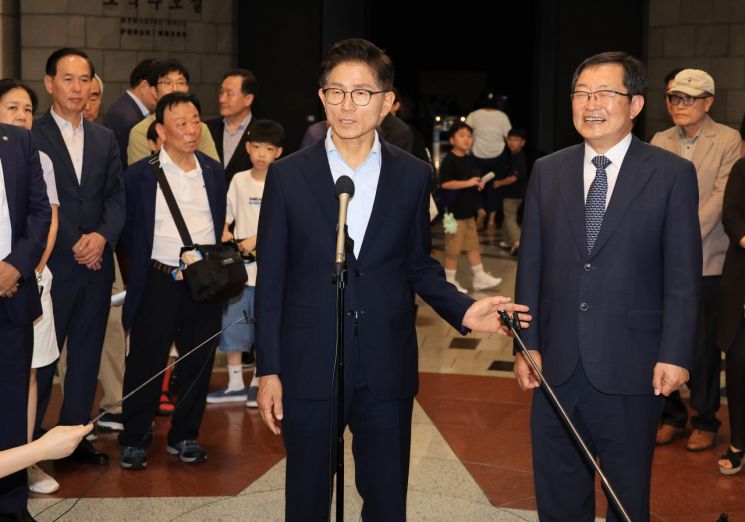 국민의힘 당 대표 선거에 나선 김문수 전 고용노동부 장관이 30일 서울 용산구 전쟁기념관에서 전사자비 참배를 마치고 발언하고 있다. 연합뉴스