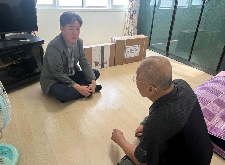 부산지방보훈청은 30일 폭염으로 어려움을 겪고 있는 취약계층 국가유공자를 대상으로 주거환경과 건강 상태를 직접 확인하고 여름철 생필품을 전달했다. 부산지방보훈청 제공