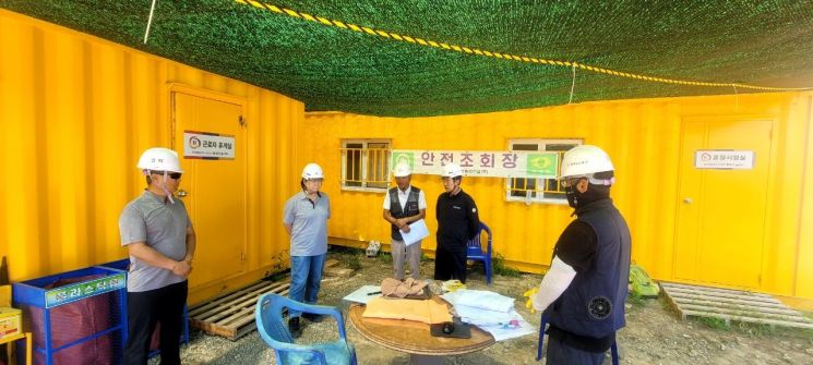 고용노동부 양산지청, 폭염 속 건설현장 불시점검… 안전난간·휴식실태 중점