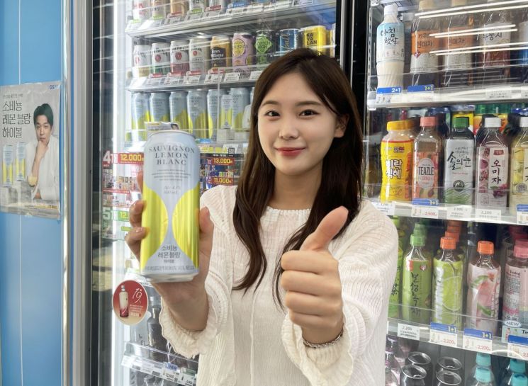 GS25에서 일명 '안성재 하이볼'로 불리는 '소비뇽레몬블랑하이볼'. GS리테일 제공