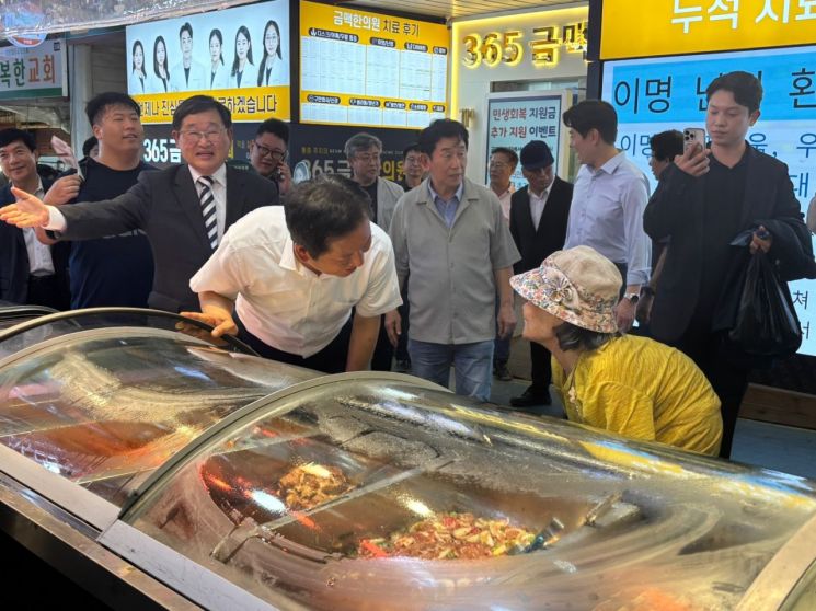 30일 인천 계양산전통시장에서 정청래 민주당 당대표 후보자가 시민과 대화를 나누고 있다/사진=황서율 기자chestnut@