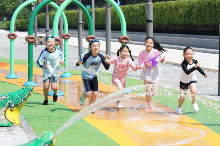 “중랑워터파크로 놀러 오세요”…중랑구, 도심 속 물놀이장 운영