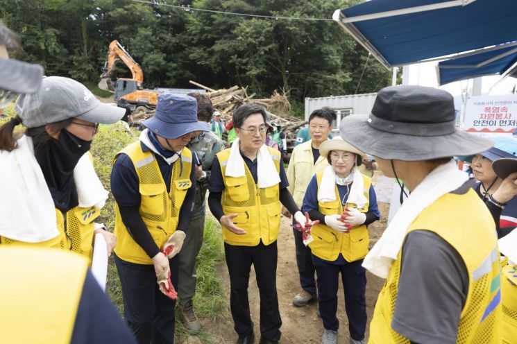 김동연 지사, 가평 수해복구 현장 찾아 '자원봉사' 