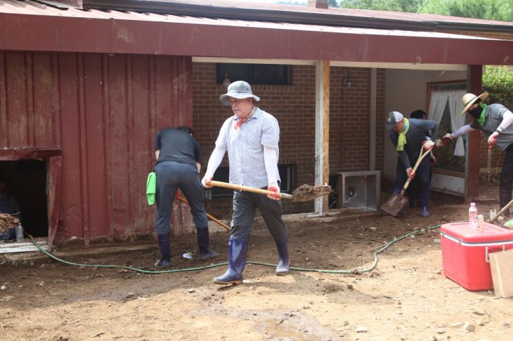 가평군의회, 수해 복구에 힘 보태며 피해 주민 위로