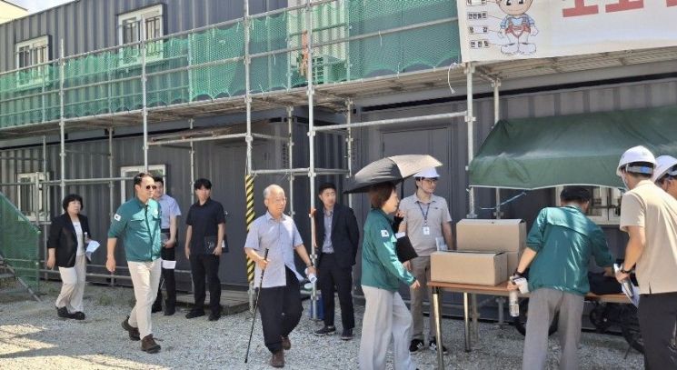 여주시, 폭염대비 건설공사 현장근로자 얼음조끼 전달