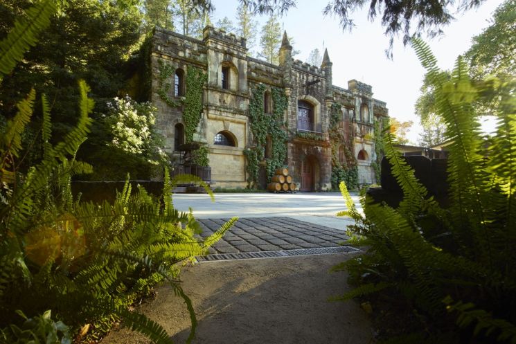 미국 캘리포니아주 캘리스토가의 터브스 레인 1429번지에 있는 '샤또 몬텔레나(Chateau Montelena)' 와이너리의 정면. 해당 건물은 미국 국가 사적지 에 등재되기도 했다.