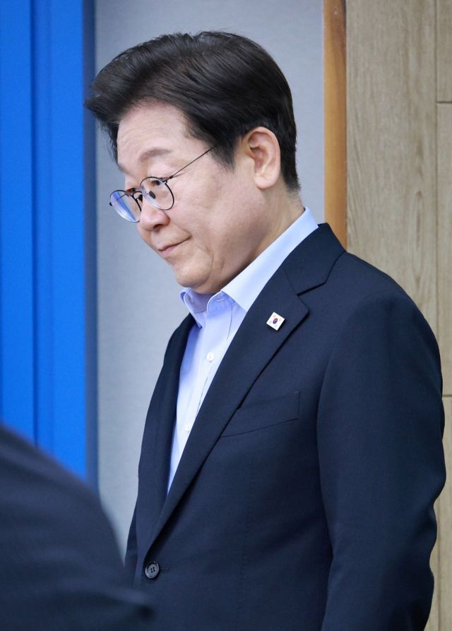 이재명 대통령이 31일 서울 용산 대통령실 청사에서 열린 6차  수석·보좌관 회의에 입장하고 있다. 연합뉴스