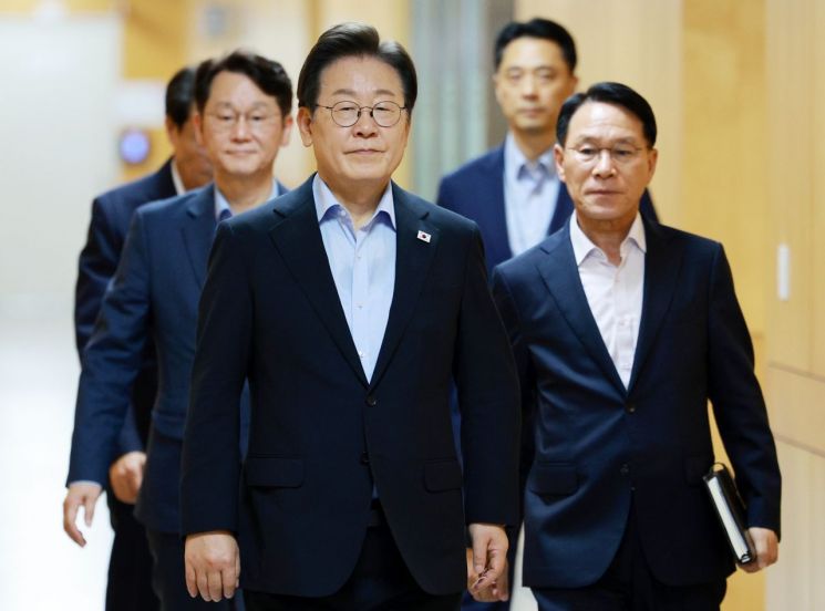 이재명 대통령이 31일 서울 용산 대통령실 청사에서 열린 6차  수석·보좌관 회의에 입장하고 있다. 연합뉴스