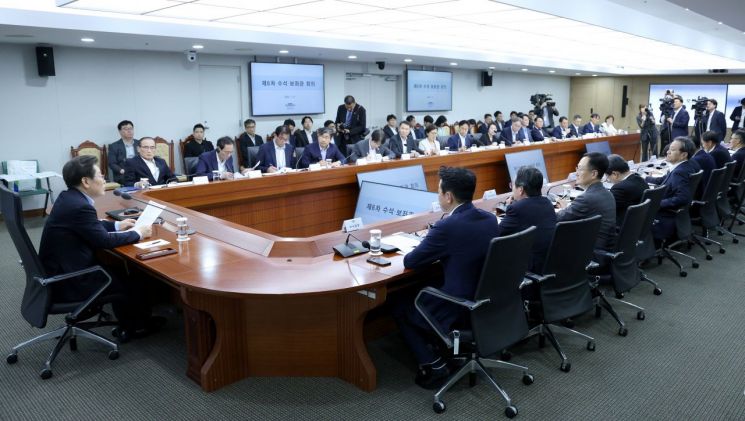 이재명 대통령이 31일 서울 용산 대통령실 청사에서 열린 6차  수석·보좌관 회의를 주재하고 있다. 연합뉴스