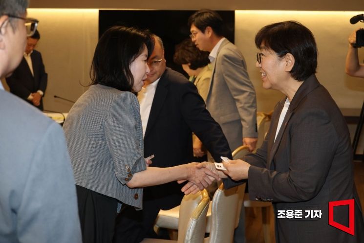 [포토] 인사 나누는 정은경 장관