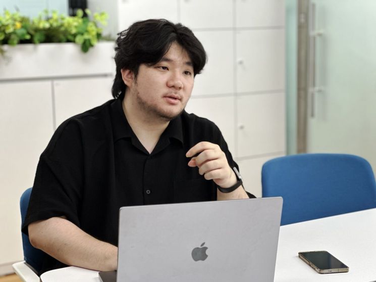 권용석 대표가 음성 AI 기술을 설명하고 있다. 휴멜로