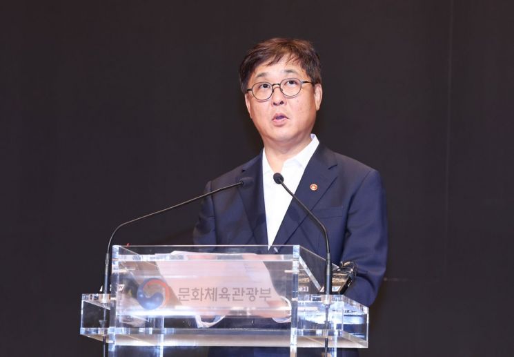최휘영 장관 취임 "K컬처 300조원·관광객 3000만명 시대 열겠다"
