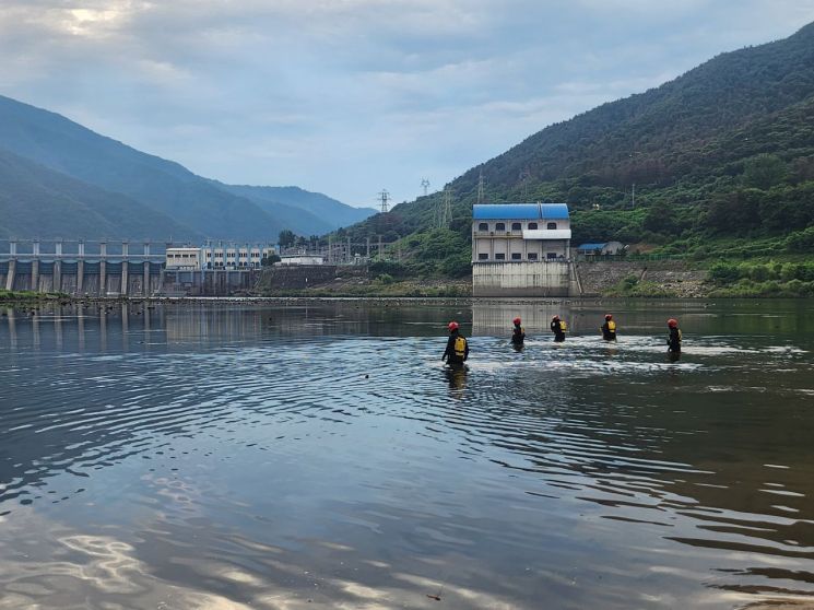 소방 대원들이 가평군 조종천 합수구역~청평댐 밑 좌우 수변에서 실종자 수색작업을 벌이고 있다. 경기조북부소방재난본부 제공