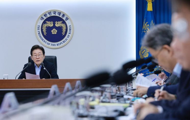 이재명 대통령이 31일 서울 용산 대통령실 청사에서 열린 6차  수석·보좌관 회의를 주재하고 있다. 연합뉴스