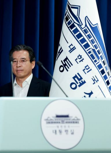김용범 대통령실 정책실장이 31일 서울 용산 대통령실 청사에서 한미 관세 협상 타결 관련 브리핑을 하기 위해 마이크 앞으로 향하고 있다. 연합뉴스