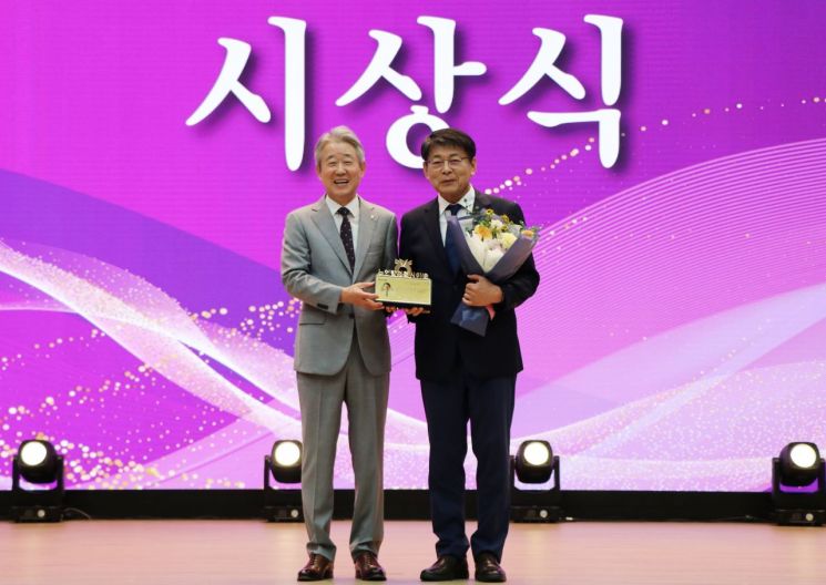 서삼석 더불어민주당 의원이 31일 농업인과 농업·농촌을 위한 입법 성과를 인정받아 농협중앙회장으로부터 '2025년 농업발전혁신인상'을 받고 있다. 서삼석 의원실 제공