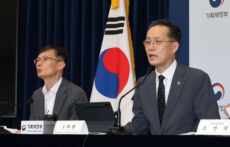 이형일 기획재정부 1차관(오른쪽)이 지난 29일 정부세종청사 민원동 브리핑실에서 2025 세제 개편안 상세 브리핑을 하고 있다. 왼쪽은 박금철 세제실장. 연합뉴스