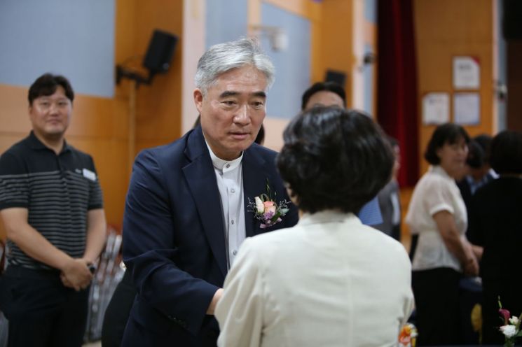 조명래 경남 창원특례시 제2부시장이 퇴임식을 마치고 공직자들과 인사를 나누고 있다. 이세령 기자