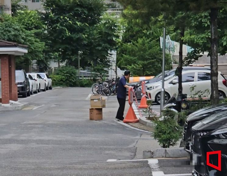 서울 성동구의 1300여가구 규모 아파트에서 경비원이 주차금지 안내판을 정리하고 있다. 박승욱 기자