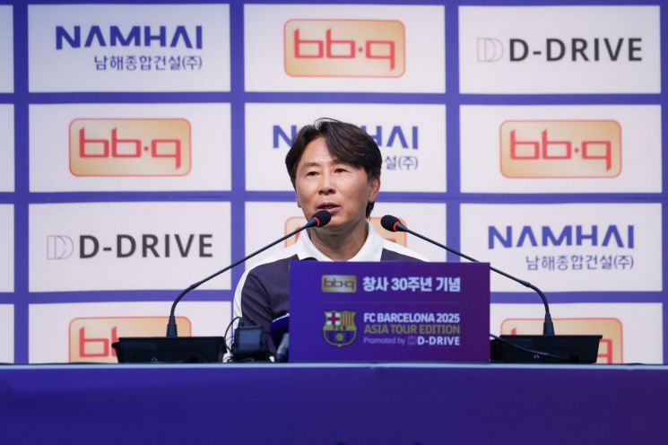 BBQ 창사 30주년 기념으로 서울월드컵경기장에서 열린 FC바르셀로나와 FC서울의 친선경기 후 김기동 서울 감독이 소감을 전하고 있다. 올리브 크리에이티브 제공