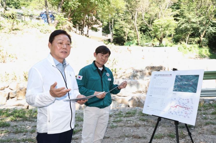 박완수 경남도지사가 창원시 진해구 장천동 사방사업 현장을 점검하며 호우 관련 대비를 강조하고 있다. 경남도 제공