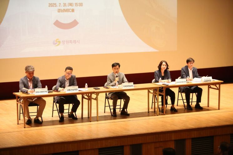 창원시 NC다이노스 지원계획(안) 시민설명회에서 김종필 기획조정실장이 시민 질문에 답하고 있다. 이세령 기자