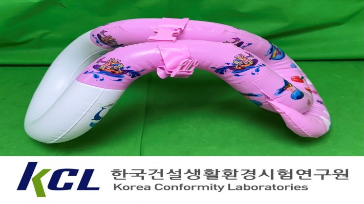 서울시가 진행한 안전성 조사에서의 부적합 제품 사진. 한국건설생활환경시험연구원