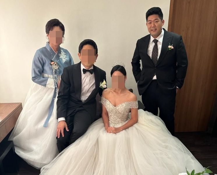 미 이민당국에 구금된 김태흥씨(맨 오른쪽)가 동생의 결혼식에 참석해 찍은 사진. 미주한인봉사교육단체협의회, 연합뉴스