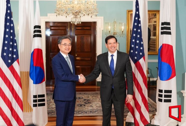 조현 외교부 장관이 31일(현지시간) 미국 워싱턴DC 국무부에서 마코 루비오 국무부 장관과 취임 후 첫 한미 외교장관 회담에 앞서 악수하고 있다. [외교부 제공]