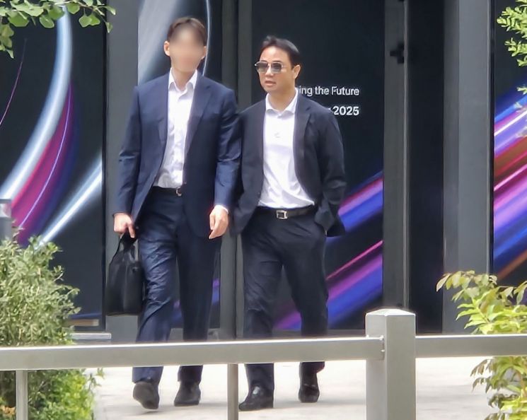 김건희 여사 오빠인 김진우 씨가 31일 김 여사 관련 의혹들을 수사하는 민중기 특별검사팀 사무실이 위치한 서울 종로구 KT광화문빌딩에서 나오고 있다. 연합뉴스