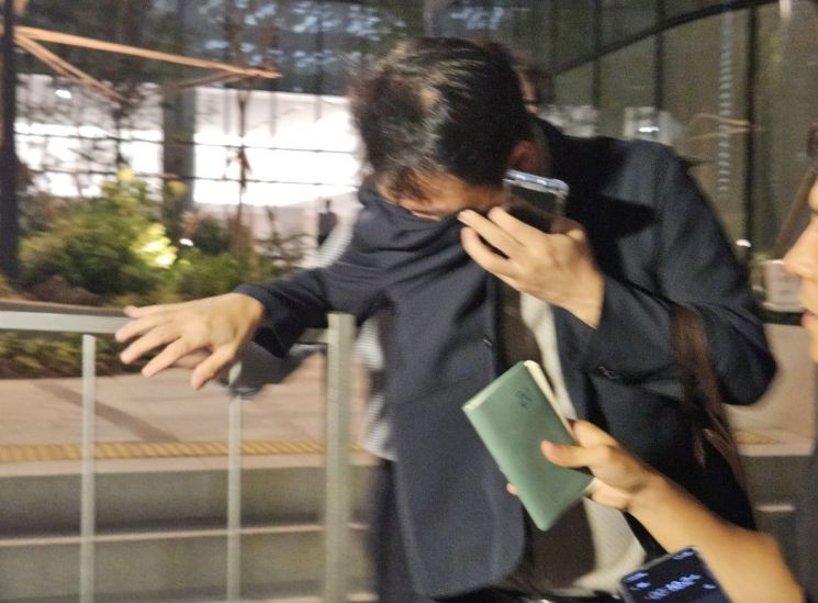 김건희 여사 오빠인 김진우 씨가 지난달 28일 김 여사 관련 의혹들을 수사하는 민중기 특별검사팀 사무실이 위치한 서울 종로구 KT광화문빌딩에서 조사를 마친 뒤 얼굴을 가린 채 특검 사무실을 나서고 있다. 연합뉴스