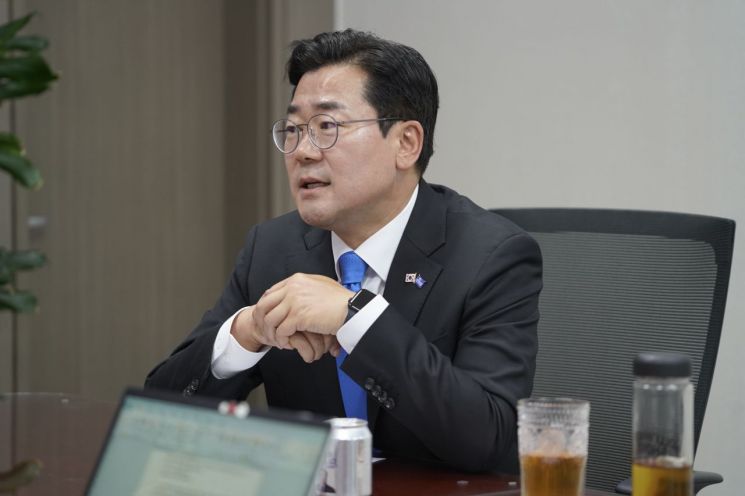 박찬대 더불어민주당 당대표 후보가 31일 아시아경제와의 서면인터뷰에서 "이재명 대통령과 박찬대에 대한 지지가 커지고 있다"며 승리를 자신했다./사진제공=박찬대 의원실