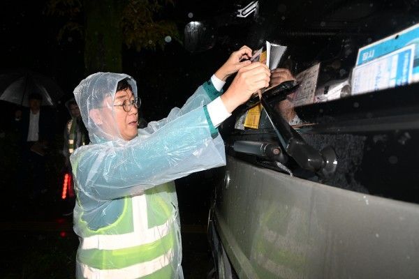 안산시 관계자가 불법 밤샘주차한 대형 차량을 단속하고 있다. 시는 지난달 집중단속을 통해 171건의 불법 밤샘주차를 적발했다. 안산시 제공