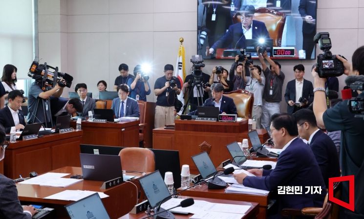 1일 국회에서 방송 3법, 노란봉투법, 상법 등 을 심의하기 위해 열린 법제사법위원회 전체회의에서 이춘석 위원장이 의사봉을 두드리고 있다. 2025.8.1 김현민 기자